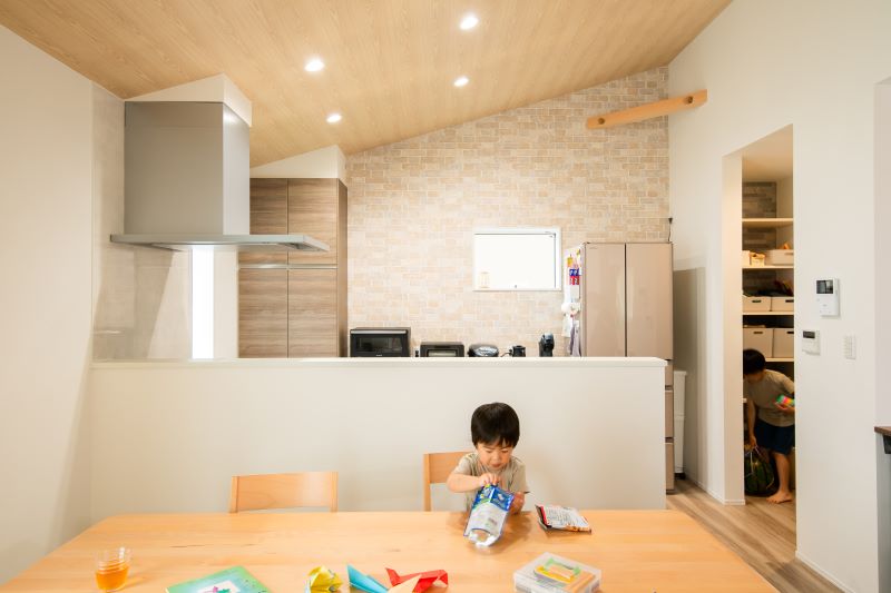 新潟市のリノベーション・大規模リフォームリサ 　モデルハウス　施工後キッチン
