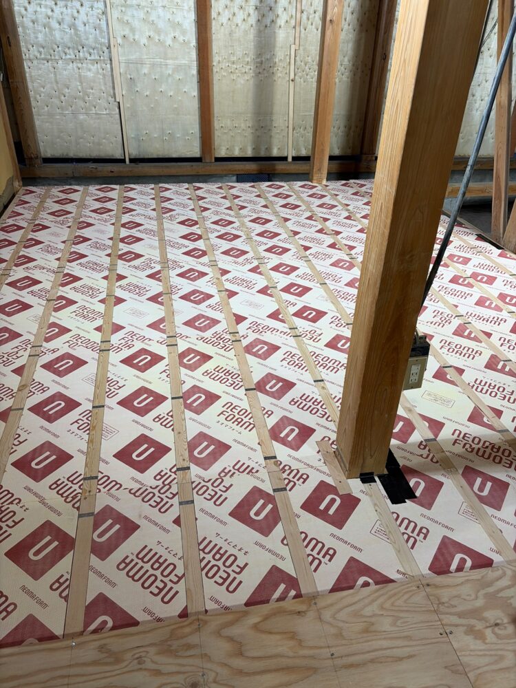 Re;Saの新潟市のリノベーション現場で、床に断熱材を敷き込んだ様子