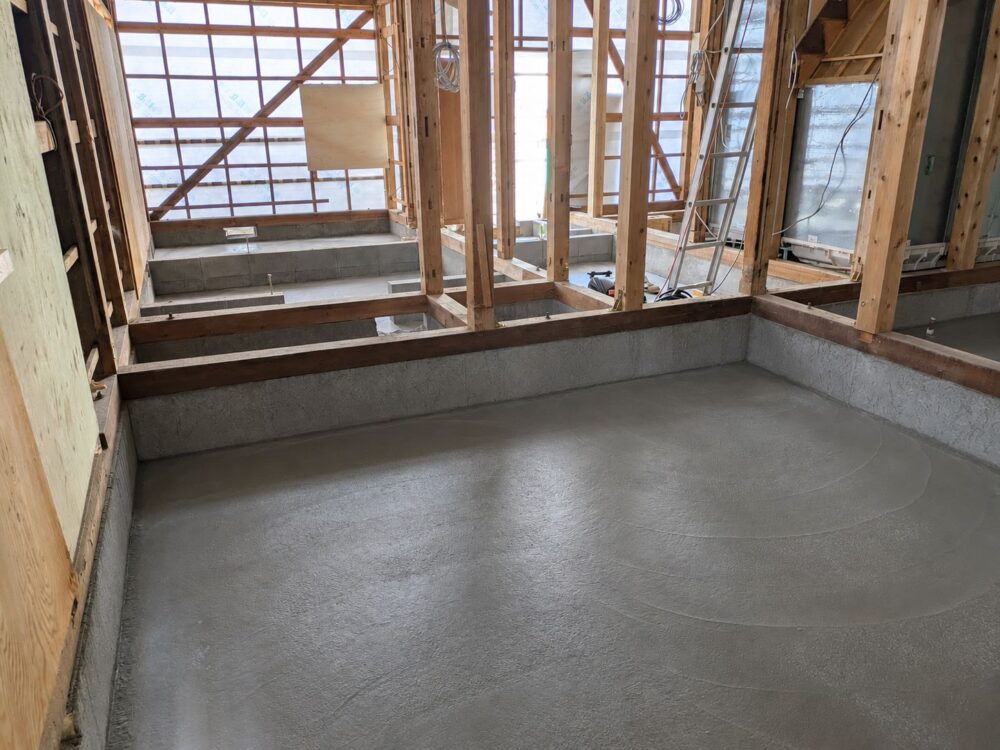 Re;Saの新潟市のリノベーション現場で、土のままだった床下を防湿土間コンクリートで覆った様子
